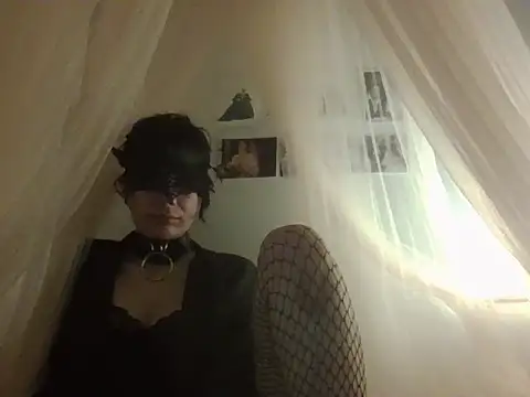 Snapshot of Nyx_Nuit chatting on 06-12-26, 11:25 Nyx Nuit online show from 06-12-26, 11:25
