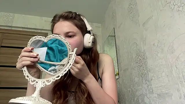 Snapshot of HeIen_cute chatting on 06-13-26, 05:27 HeIen cute online show from 06-13-26, 05:27