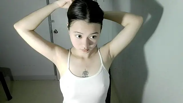 Snapshot of lily_cruzz chatting on 05-30-26, 08:00 lily cruzz online show from 05-30-26, 08:00