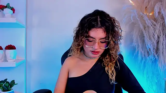 Snapshot of emilymjs_ chatting on 06-02-26, 04:03 emilymjs online show from 06-02-26, 04:03