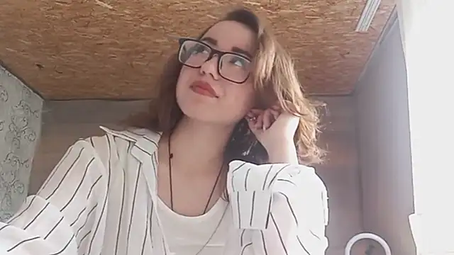 Snapshot of OliviaMoment chatting on 06-15-26, 08:27 OliviaMoment online show from 06-15-26, 08:27
