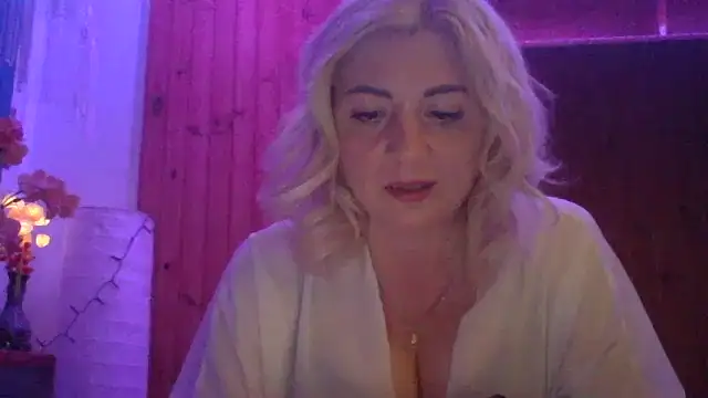 Snapshot of LunaaKiss chatting on 06-01-26, 10:11 LunaaKiss online show from 06-01-26, 10:11