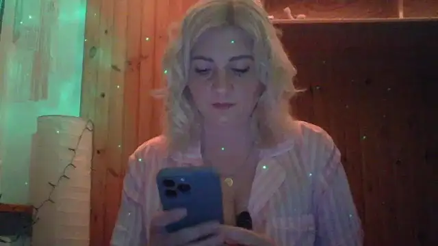 Snapshot of LunaaKiss chatting on 06-03-26, 10:15 LunaaKiss online show from 06-03-26, 10:15
