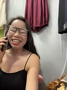 Snapshot of honghong_mother chatting on 06-18-26, 09:14 honghong mother online show from 06-18-26, 09:14
