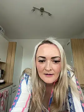 Snapshot of Alex-Blond chatting on 06-17-26, 06:27 Alex-Blond online show from 06-17-26, 06:27