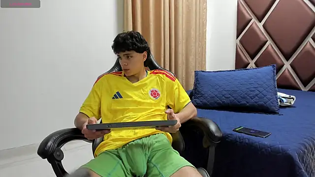 Ithan Hott online show from 06-24-26, 03:49