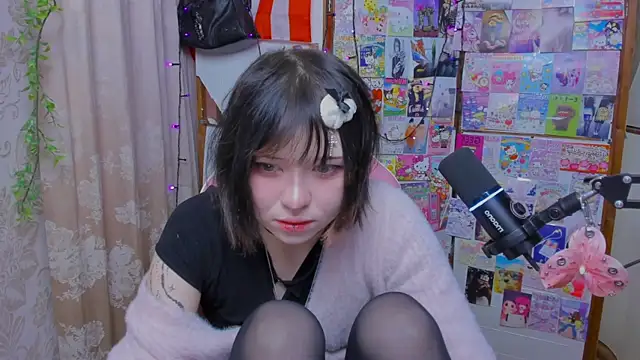 Snapshot of honeycelestia chatting on 06-02-26, 06:10 honeycelestia online show from 06-02-26, 06:10