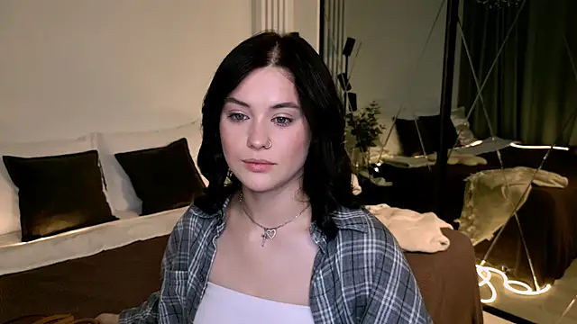 Snapshot of MurielGray chatting on 06-02-26, 05:42 MurielGray online show from 06-02-26, 05:42
