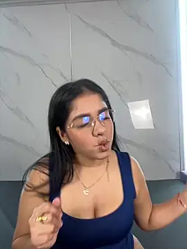 ValentinaLuciana online show from 06-11-26, 01:20