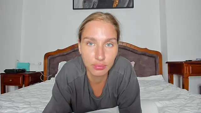 Snapshot of SofiClimbing chatting on 10-24-25, 10:11 SofiClimbing online show from 10-24-25, 10:11