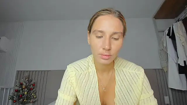 Snapshot of SofiClimbing chatting on 12-17-25, 03:01 SofiClimbing online show from 12-17-25, 03:01