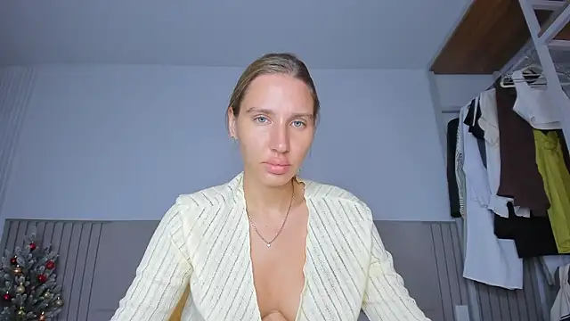 Snapshot of SofiClimbing chatting on 12-18-25, 01:22 SofiClimbing online show from 12-18-25, 01:22