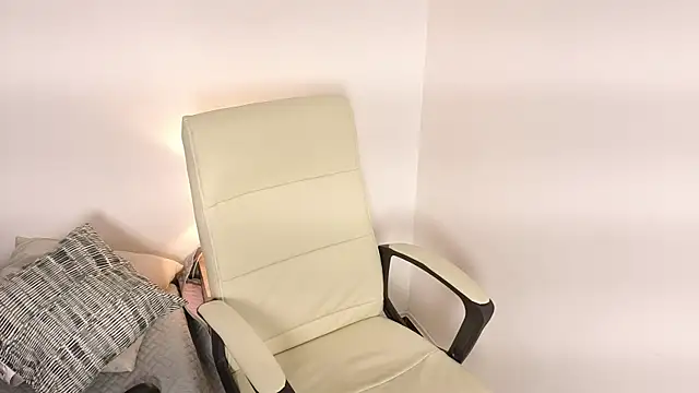 Snapshot of zoemoon1_ chatting on 07-18-26, 04:05 zoemoon1 online show from 07-18-26, 04:05