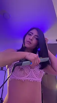Snapshot of Nicolegh_ chatting on 06-18-26, 02:01 Nicolegh online show from 06-18-26, 02:01