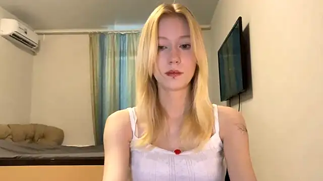Snapshot of BossedFrog chatting on 07-21-26, 09:44 BossedFrog online show from 07-21-26, 09:44