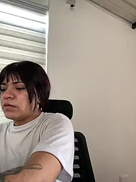 Snapshot of AngieRousse chatting on 06-11-26, 12:25 AngieRousse online show from 06-11-26, 12:25