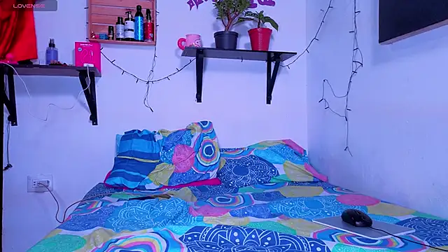 Snapshot of Celeste_Latina19 chatting on 06-16-26, 04:15 Celeste Latina19 online show from 06-16-26, 04:15