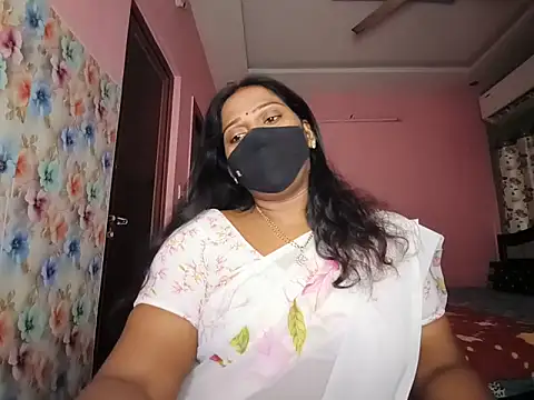 Snapshot of Meenakshy chatting on 06-17-26, 04:59 Meenakshy online show from 06-17-26, 04:59