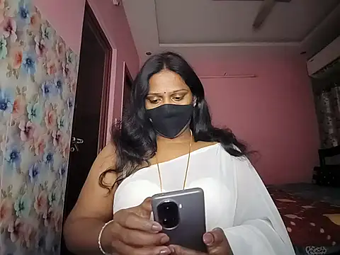Snapshot of Meenakshy chatting on 06-17-26, 05:25 Meenakshy online show from 06-17-26, 05:25