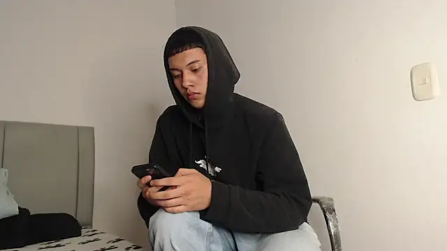 Snapshot of Owenn__blueee chatting on 06-19-26, 03:22 Owenn blueee online show from 06-19-26, 03:22