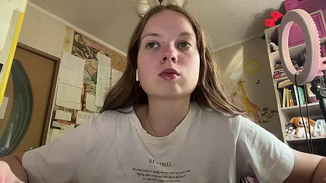 Snapshot of Aileyn chatting on 07-22-26, 06:05 Aileyn online show from 07-22-26, 06:05