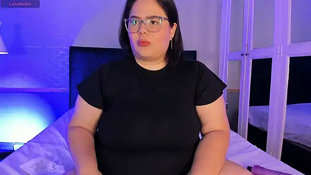 Snapshot of Nyra_Moon chatting on 06-19-26, 12:20 Nyra Moon online show from 06-19-26, 12:20