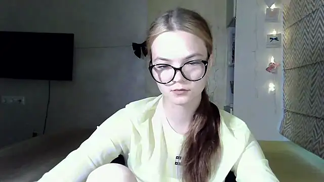 AvrilGillig online show from 06-23-26, 04:16