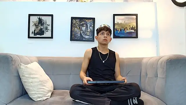 BLACK AND WHITET online show from 06-10-26, 01:39