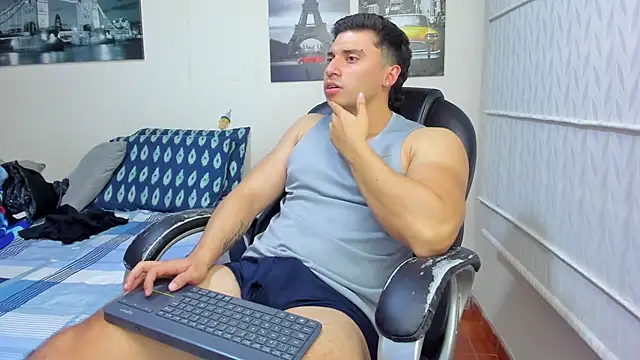Snapshot of Aronlake_ chatting on 06-25-26, 05:12 Aronlake online show from 06-25-26, 05:12