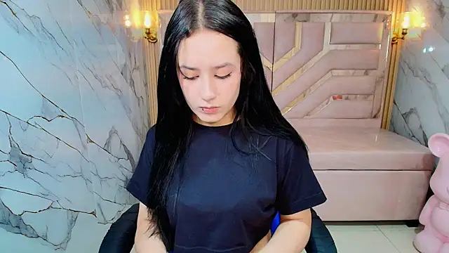Snapshot of Aleja_r_ chatting on 06-18-26, 07:40 Aleja r online show from 06-18-26, 07:40