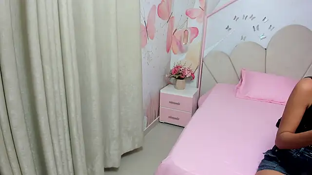 Millieskinny18 online show from 06-18-26, 02:56