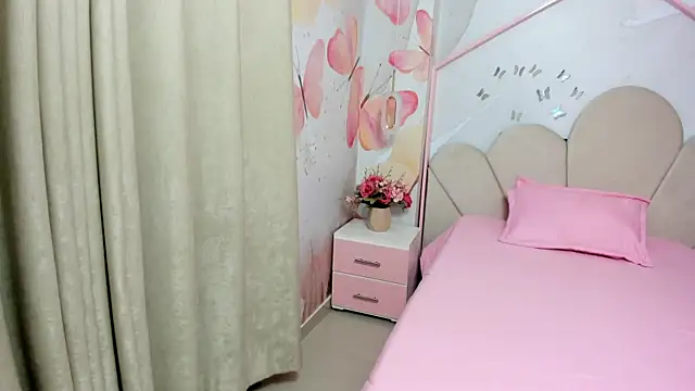 Millieskinny18 online show from 06-19-26, 03:00