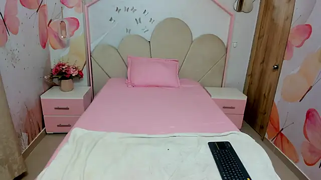 Millieskinny18 online show from 06-20-26, 03:09