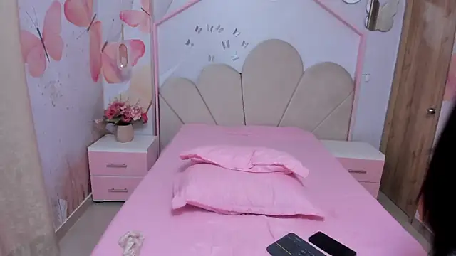 Millieskinny18 online show from 06-20-26, 03:59