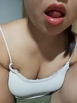 Snapshot of Emma-cutee chatting on 07-13-26, 04:32 Emma-cutee online show from 07-13-26, 04:32