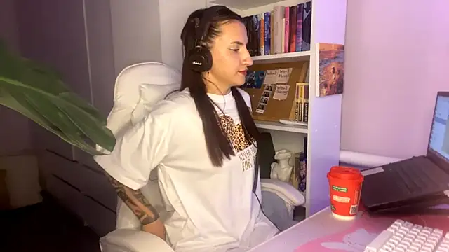 Monica Cutersseys online show from 06-19-26, 05:50