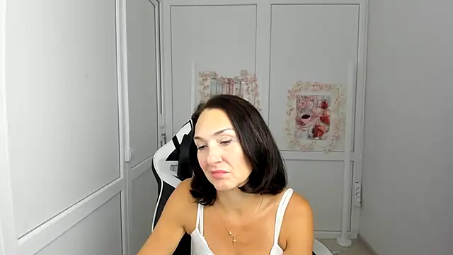 Snapshot of OliviaKateee chatting on 07-18-26, 12:20 OliviaKateee online show from 07-18-26, 12:20