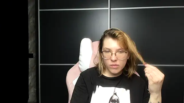 Reginasmilee online show from 01-28-25, 02:00