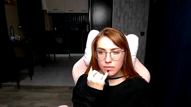 Reginasmilee online show from 11-17-25, 01:17