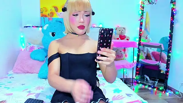 Snapshot of Fabiana- chatting on 06-25-26, 02:21 Fabiana- online show from 06-25-26, 02:21
