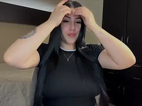Snapshot of itsLucia_ chatting on 07-16-26, 01:00 itsLucia online show from 07-16-26, 01:00