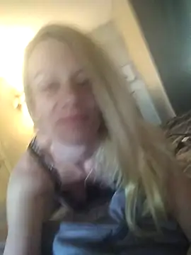 Snapshot of OnlyMe4U chatting on 07-13-26, 03:15 OnlyMe4U online show from 07-13-26, 03:15