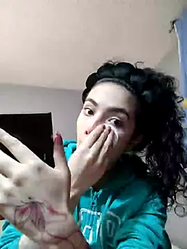 Snapshot of laura_mon chatting on 08-08-26, 02:36 laura mon online show from 08-08-26, 02:36