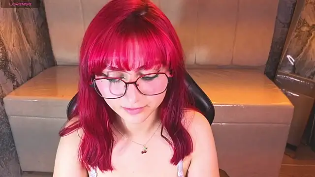Snapshot of Queen_Red_v chatting on 07-17-26, 06:53 Queen Red v online show from 07-17-26, 06:53