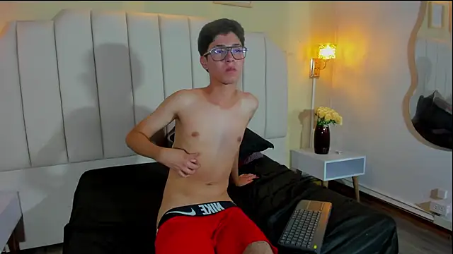 Snapshot of Phillip_diaz chatting on 07-15-26, 11:32 Phillip diaz online show from 07-15-26, 11:32