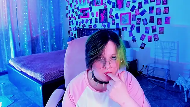 Snapshot of Biooohazard chatting on 07-18-26, 03:27 Biooohazard online show from 07-18-26, 03:27