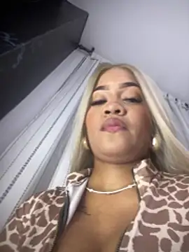 Snapshot of riri_brunnete chatting on 04-11-26, 04:17 riri brunnete online show from 04-11-26, 04:17
