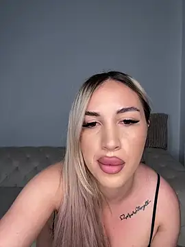 Snapshot of CurvyBlondiee chatting on 08-06-26, 10:44 CurvyBlondiee online show from 08-06-26, 10:44