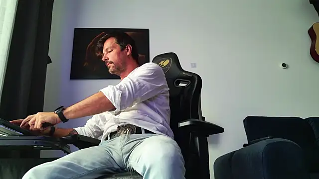 ChrisKox online show from 07-13-26, 04:04