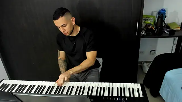 Snapshot of logan_smith chatting on 10-10-25, 12:31 logan smith online show from 10-10-25, 12:31